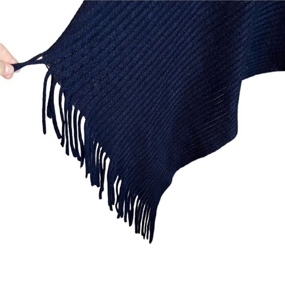 BCBGMaxarzia blue knit poncho. One size - Picture 3 of 10